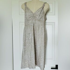 Athleta beige and white floral dress size 4T but more a 4. Stretchy wrinkle free
